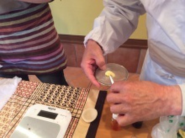 家でもある道具、茶漉しを使ってしべを付けるところ