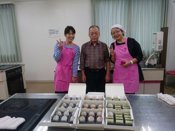 出来たたくさんのお菓子を前に、
パチリ！