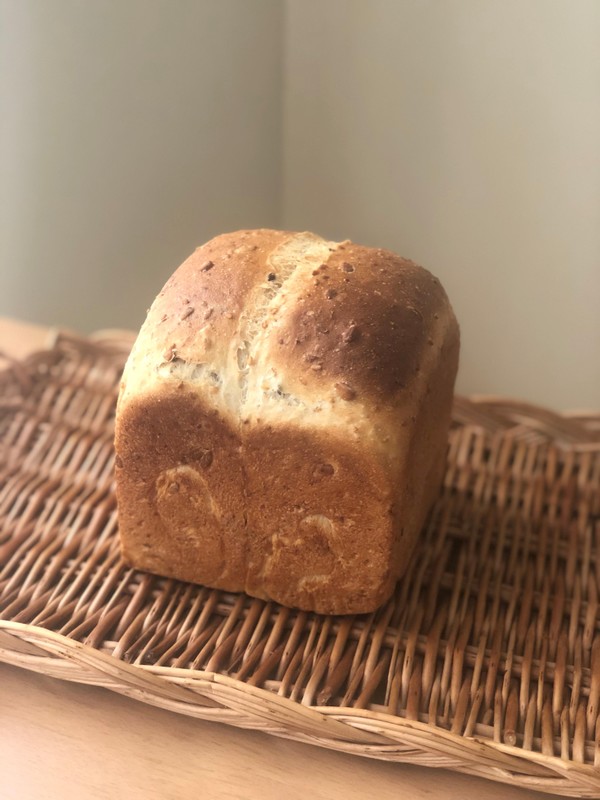 酒種シードミックス入り食パン