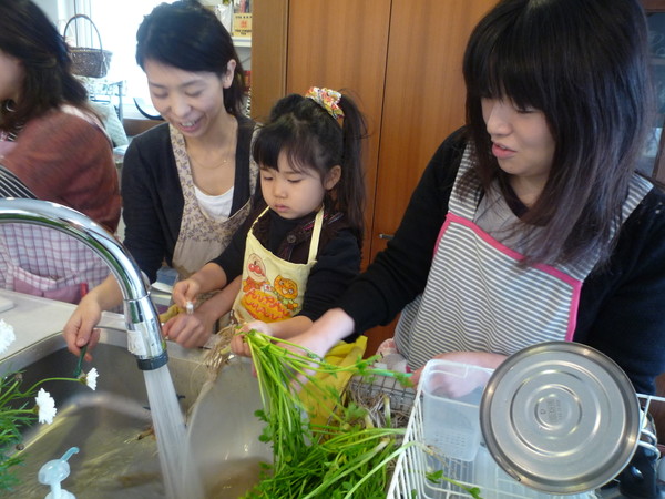 セリの根っこを綺麗に洗って、宮城のセリでフルコースランチ