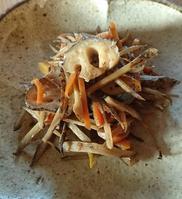 丁寧に作るきんぴらはとても甘い❗
調味料は醤油だけ。