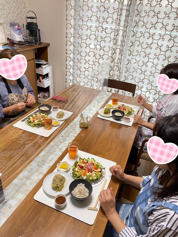 食事の際は、互い違いにお座りいただいています。