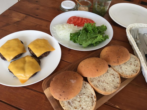 亜麻にバンズでハンバーガー組み立て