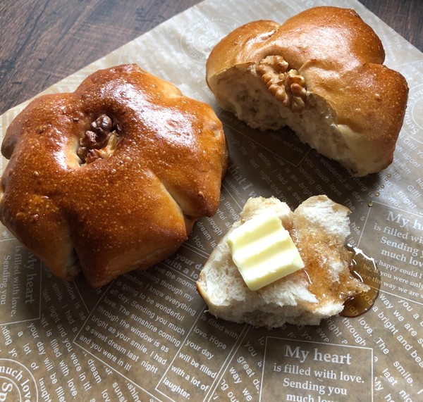 くるみパン
クルミの食感を大切にしています