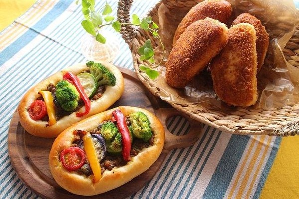 『彩野菜の焼きカレーパンと揚げカレーパン』