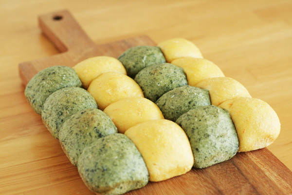 お野菜のちぎりパン
（人参、ほうれん草）
