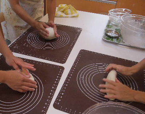 米粉パンの生地を手ごねしてます。