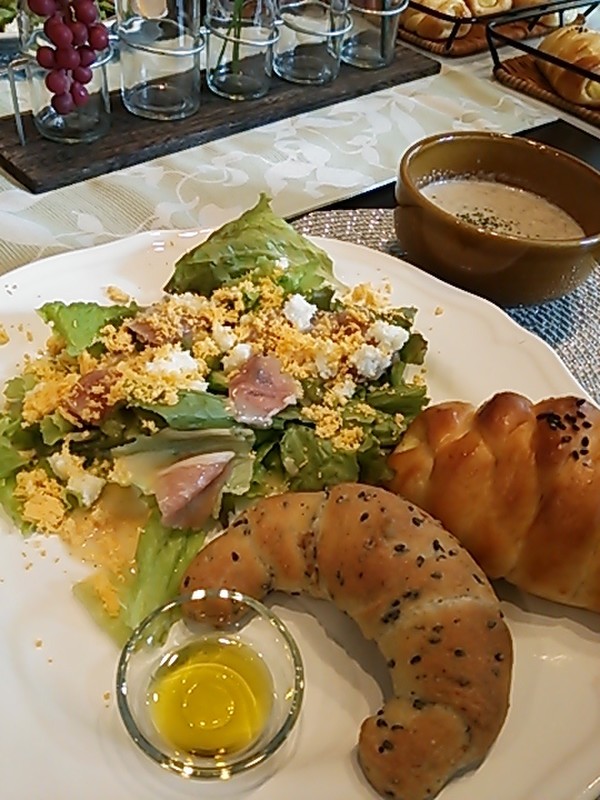 ごまやチーズ、ベーコンを練りこんでランチタイムに