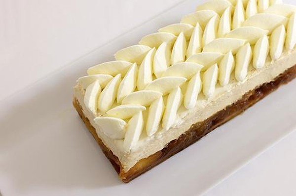 ブロンドチョコのムースに、タタン仕上げの林檎のアントルメ