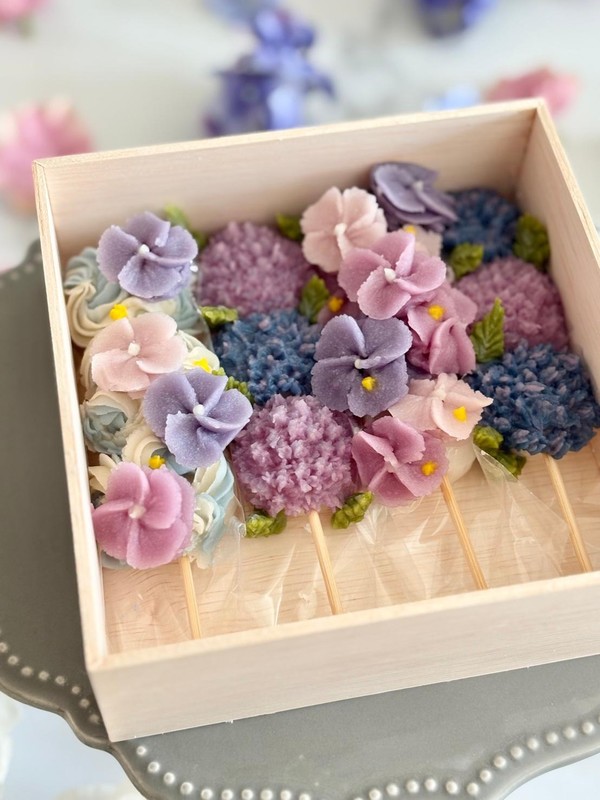 美しい紫の紫陽花で作る夏のお団子ボックス