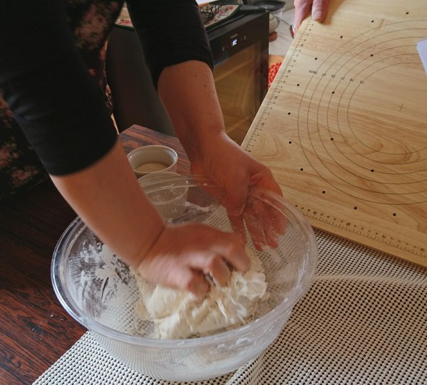 手こねで生地作り