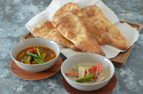 全粒粉ナン　夏野菜カレー＆グリーンカレー