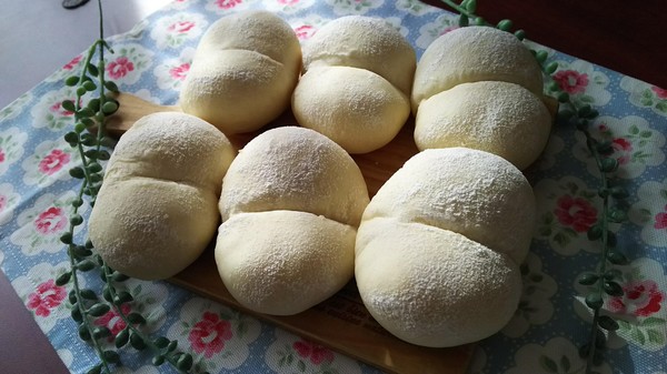 白パン。別名お尻パンとも。フワフワ優しい甘パンです。