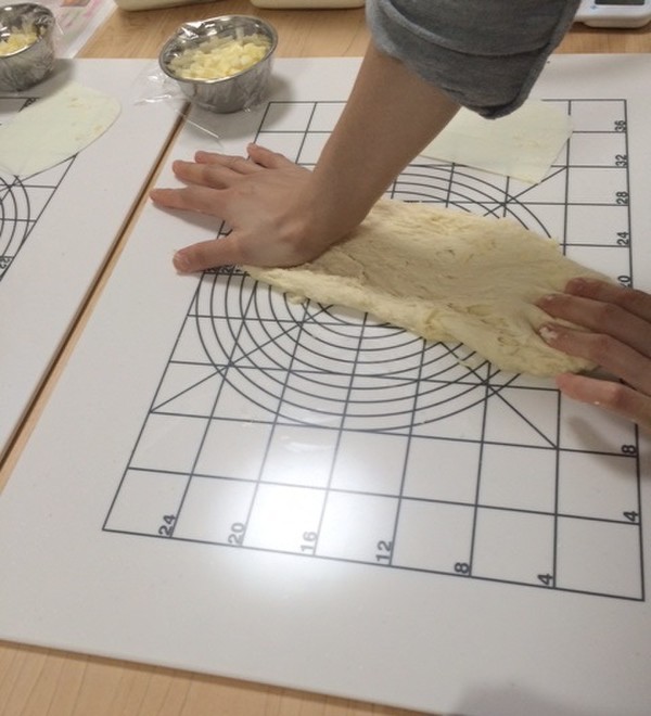 手ごねで生地つくり