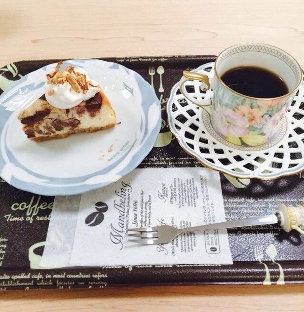 発酵中の休憩タイムは挽きたてコーヒーとケーキ