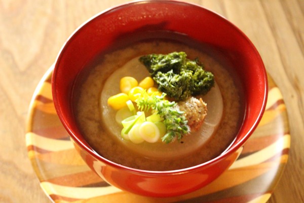 お味噌汁を丁寧に