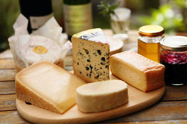 「一つの村に一つのチーズ」フランスは数百種のチーズが。