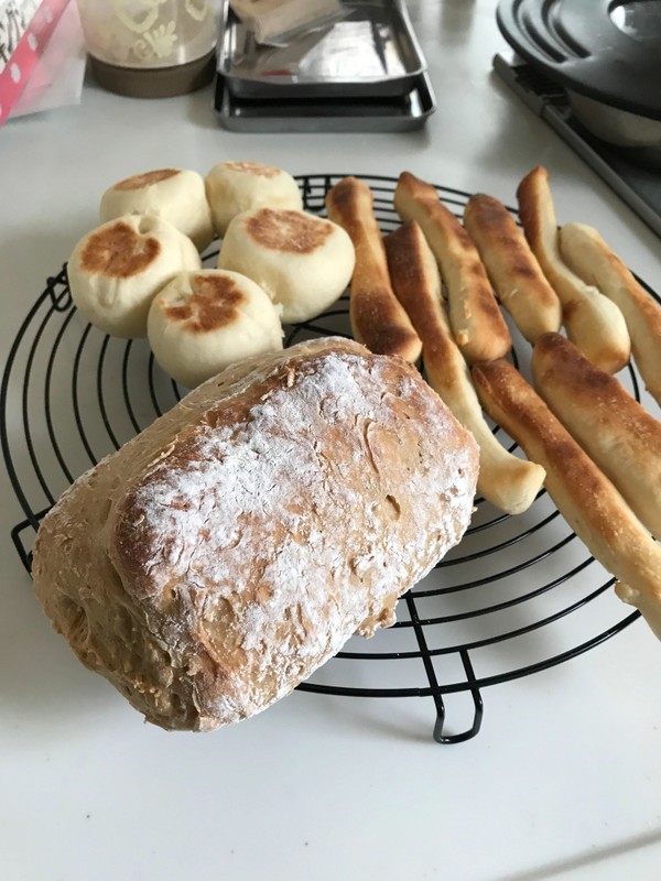 作業時間が短く、オーブンや捏ねる台が無くても焼けるおうちパン