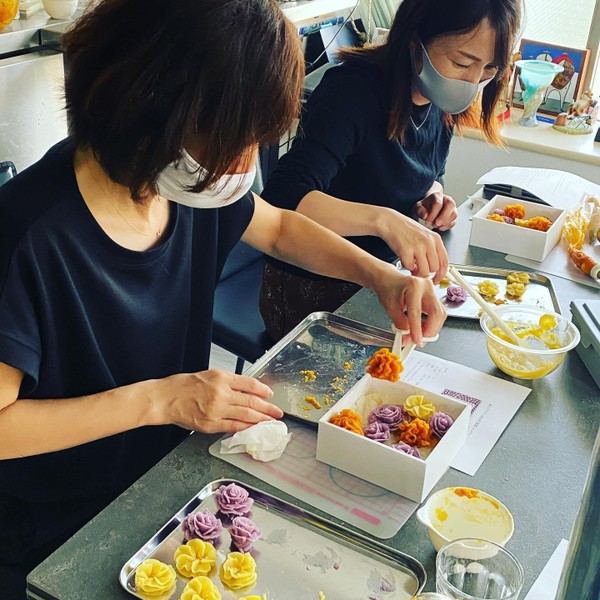 あんフラワーレッスンでは一人ひとつ折箱を詰めていきます。