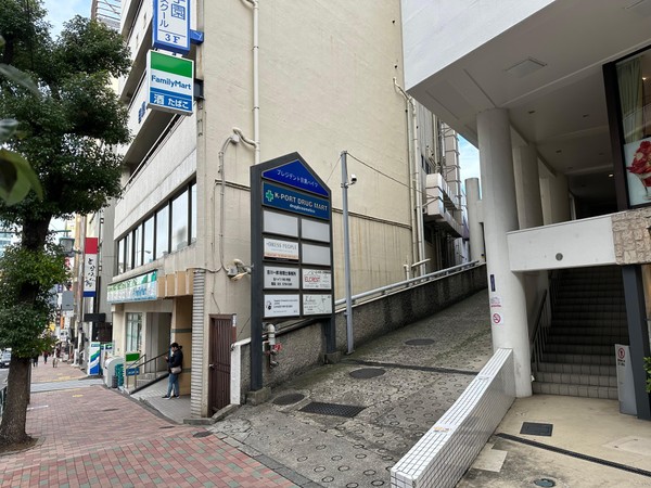 スタジオ入り口（ファミリーマートの隣です）