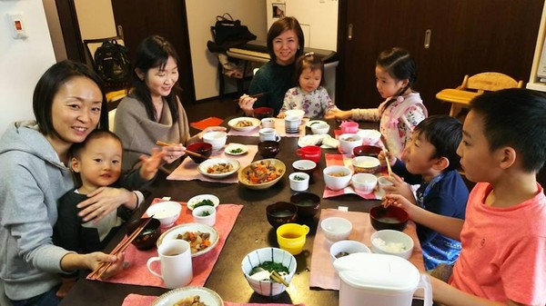 「台所から生きる力を育む料理の基礎レッスン」ご試食風景