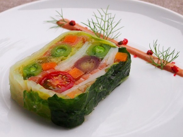 スモークサーモンと彩り野菜のテリーヌ
