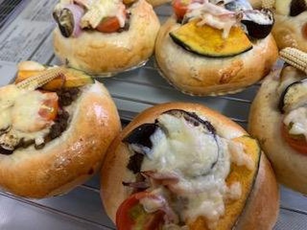 雑穀入り鹿肉カレーパン・自家製夏野菜満載です