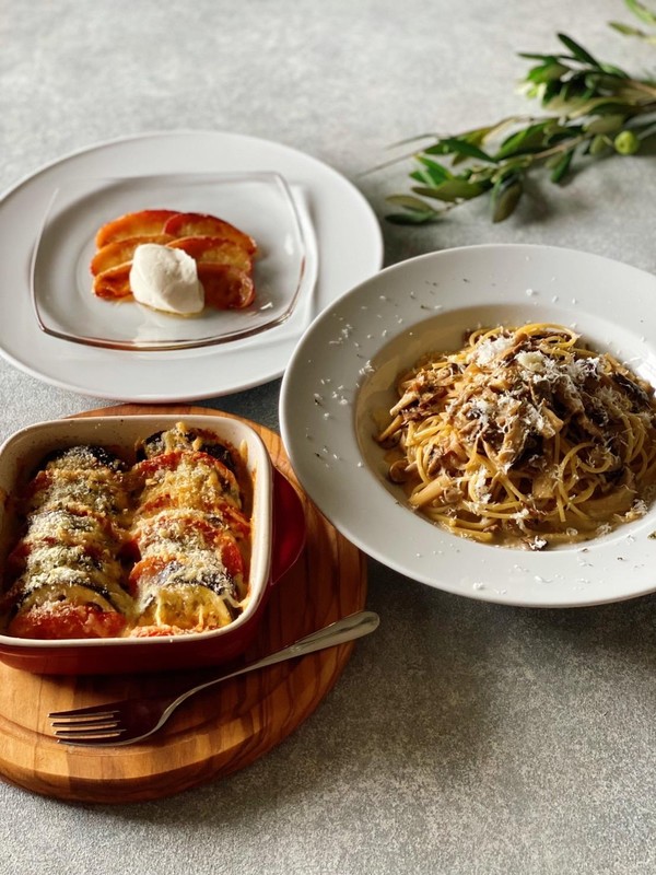 ナスとトマトのチーズ焼き、ポルチーニのパスタ、リンゴのソテー