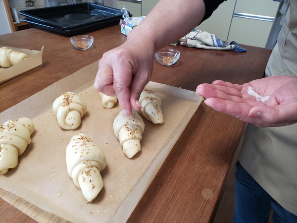 塩バターロールの焼成前の仕上げ