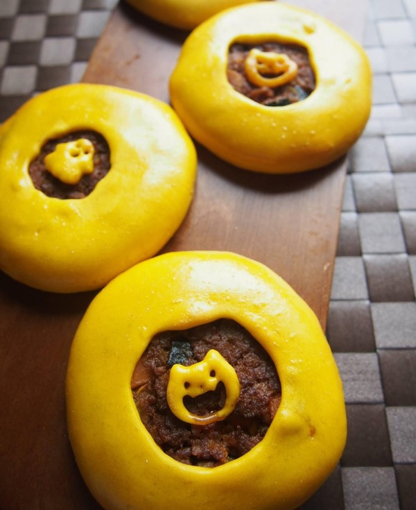 2020年、2022年　ハロウィン　かぼちゃのカレーパン