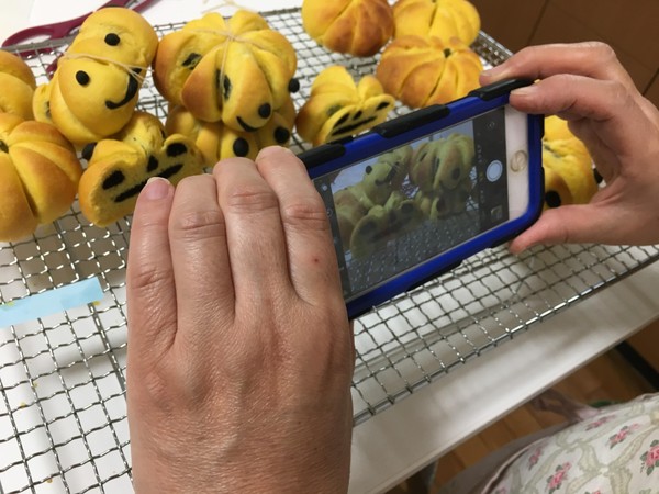 切ったら絵が出るかぼちゃのパン！楽しい！