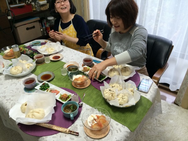 自宅で開催している料理講習会の様子です。