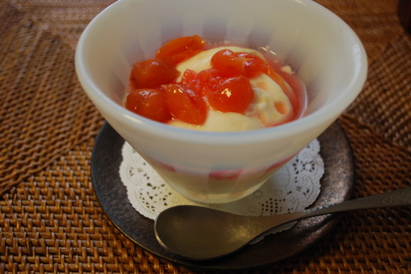 ある日の食後のデザート。杏仁豆腐チェリーソースがけ
