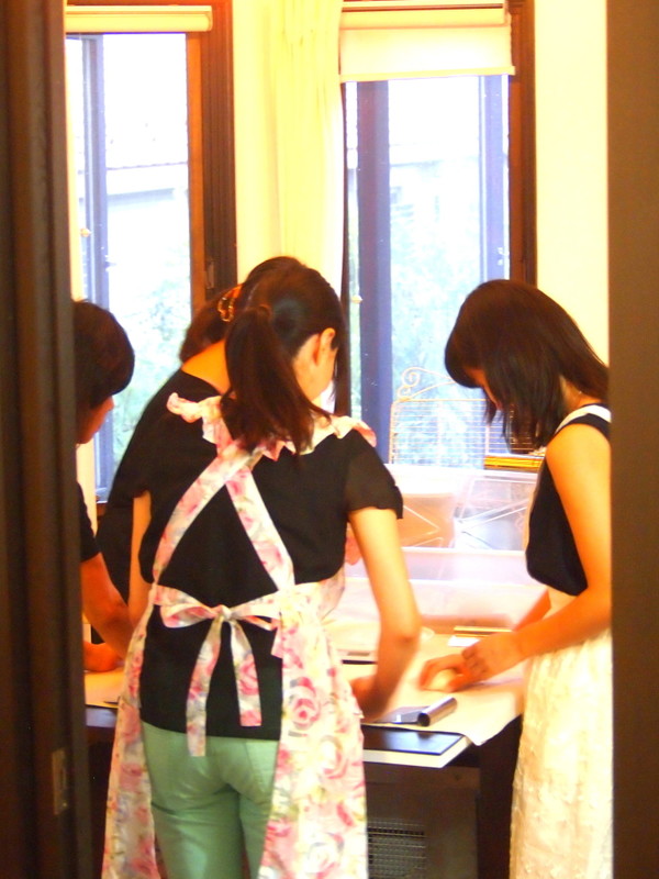 みなさん、わきあいあいと楽しく作業しています。