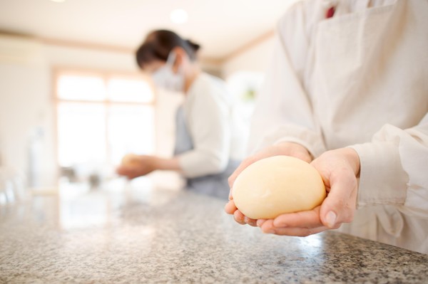 手ごねにて、パン作りを個人作成