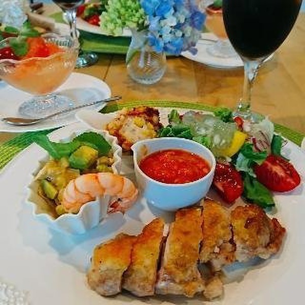 チキンのタマトマソース　泡のドレッシング　モロコシ揚げ