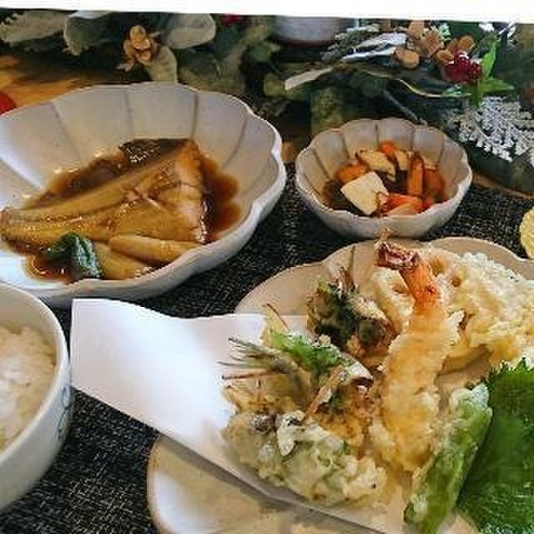 しっかりサクサ揚がった天ぷらと　かれいの煮つけ　酢物