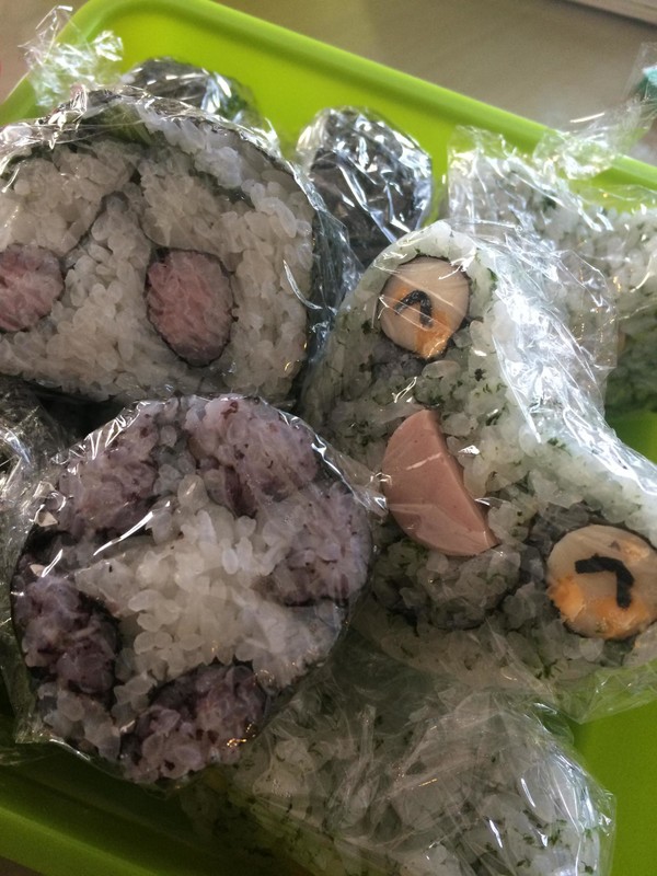 お弁当に飾り巻き寿司