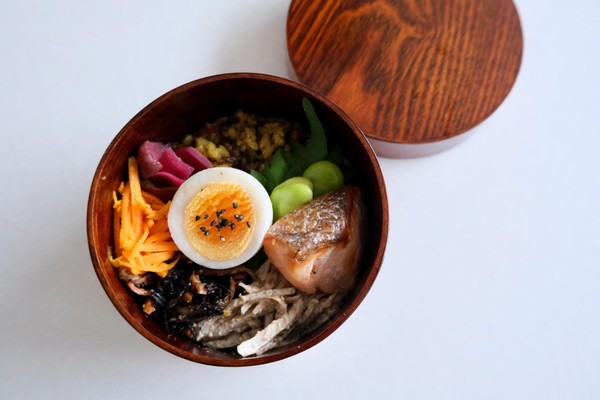 季節のお弁当を丸わっぱに詰めて。