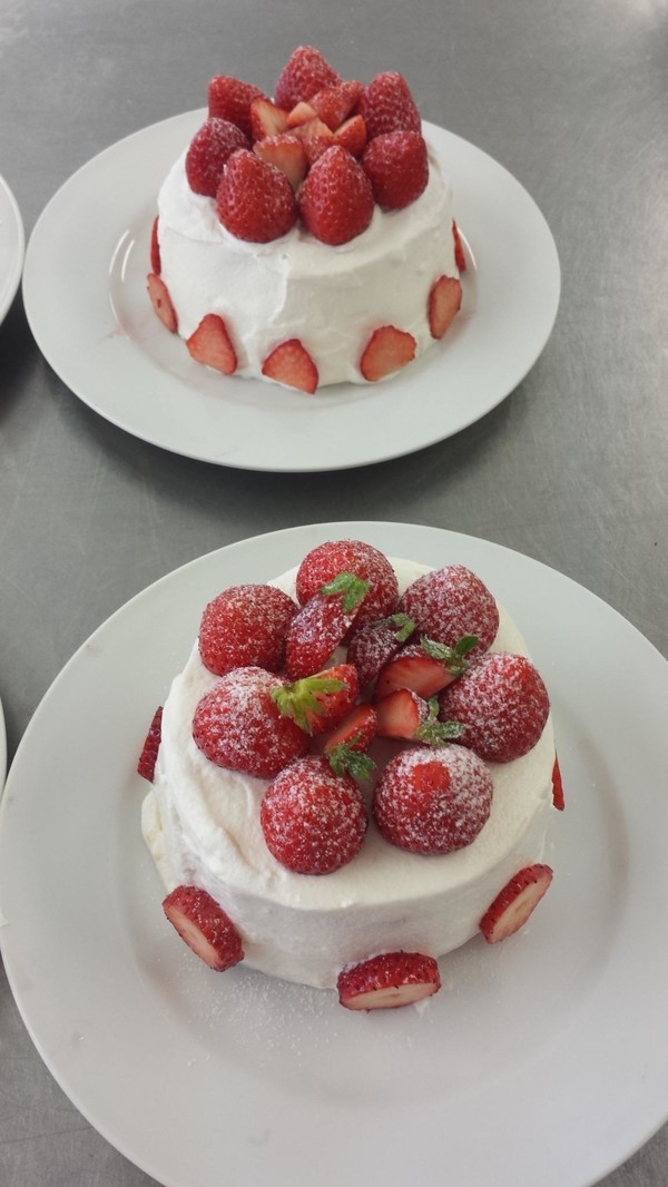 春の日新コミュニティセンターでいちごのケーキ