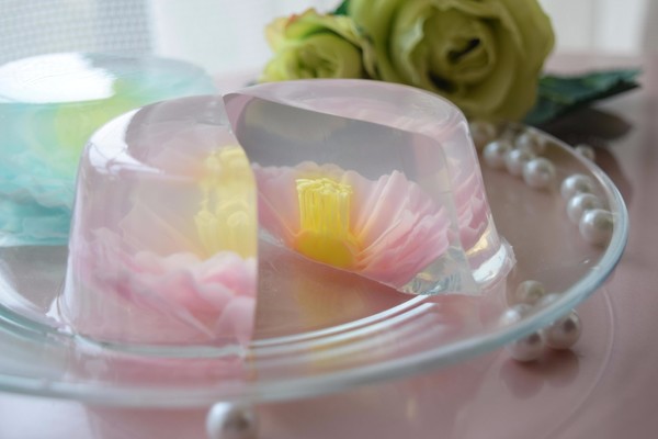専用のツールを使ってゼリーの中にお花を咲かせます。