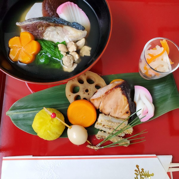 博多雑煮とおせち
あごだしと、鰤が決め手の博多雑煮レッスン

