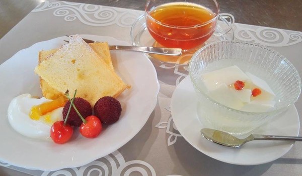 オレンジのシフォンケーキと杏仁豆腐
試食風景
