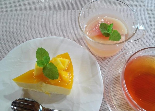 マンゴームースケーキと桃のコンポート
試食風景