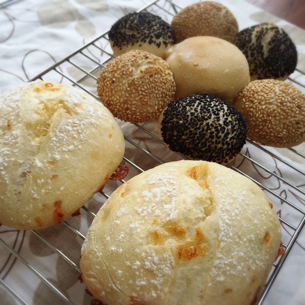 ホシノ天然酵母でゴマプチパンとチーズのふんわりパン
