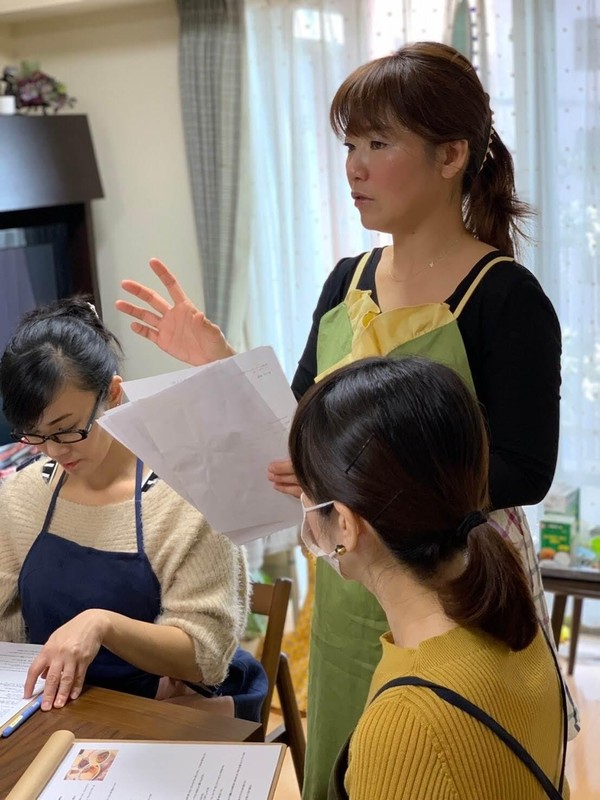 毎回、自己紹介をしてから料理の工程を丁寧に説明していきます。