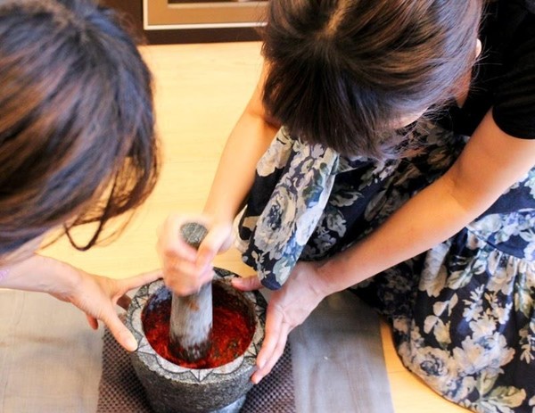 丁寧にクロック(石臼）をたたきながら作るタイ料理もあります。