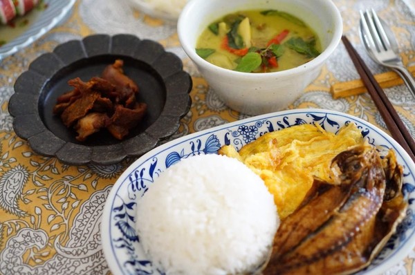 出来上がった料理は、お一人様分ずつ盛り付けます。