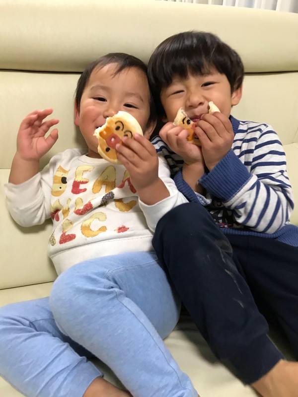 ママさん力作の可愛いパンをほおばる可愛いお2人☆