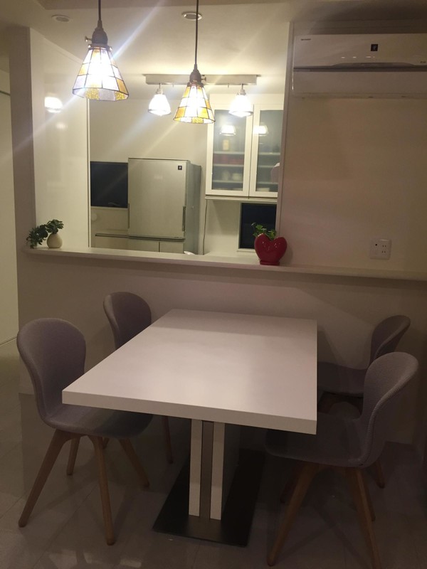 ダイニングテーブルでレシピの説明と試食をします。